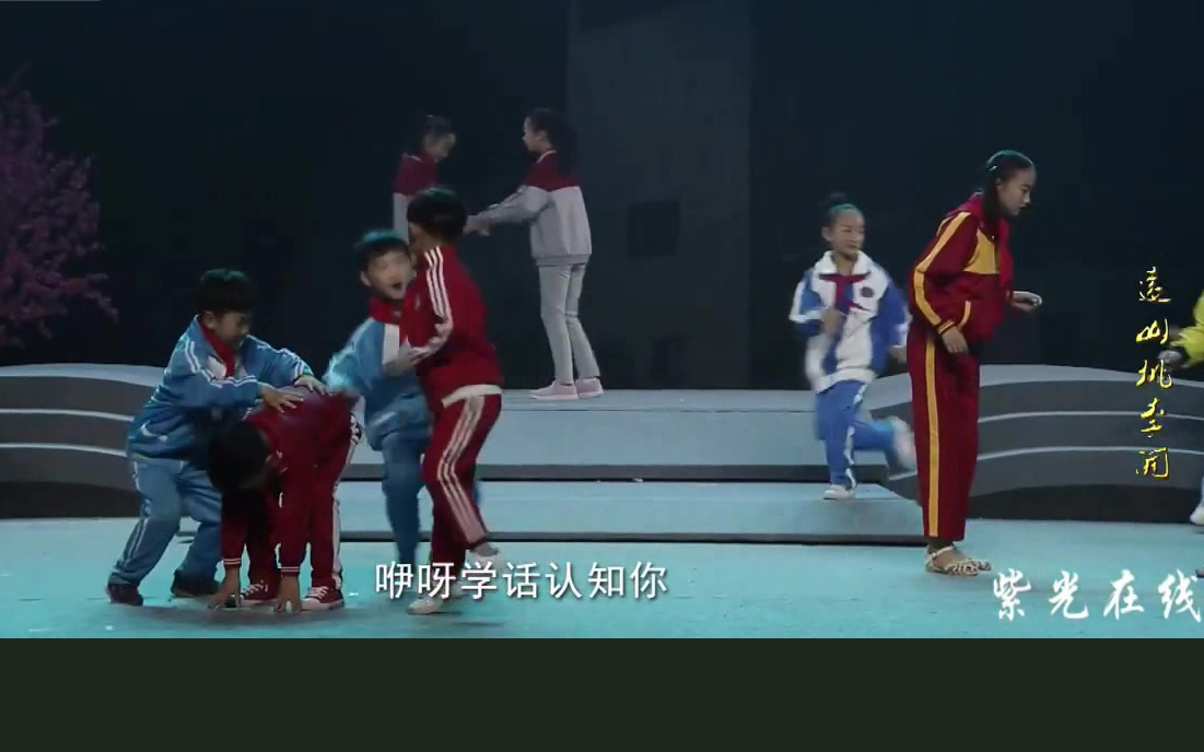 豫剧《远山桃李开》杨晓青 王燕 剧情简介由开封市豫剧院创排的豫剧《远山桃李开》由编剧张文修、国家一级导演丁建英、副导演魏占桥、国家一级作曲赵国安、国家一级舞美设计李其祥主创。国家一级演员杨晓