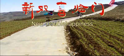 豫剧《新双喜临门》孟祥礼高清mp4视频下载 新双喜临门的剧情简介农民李老栓早年丧妻，奈何祸不单行，女儿春桃也患了疾病，家境江河日下，成了村里的贫困户。后来，老栓搞花木改良取得成功，培育的花木苗被众人认可，日子一天天红火