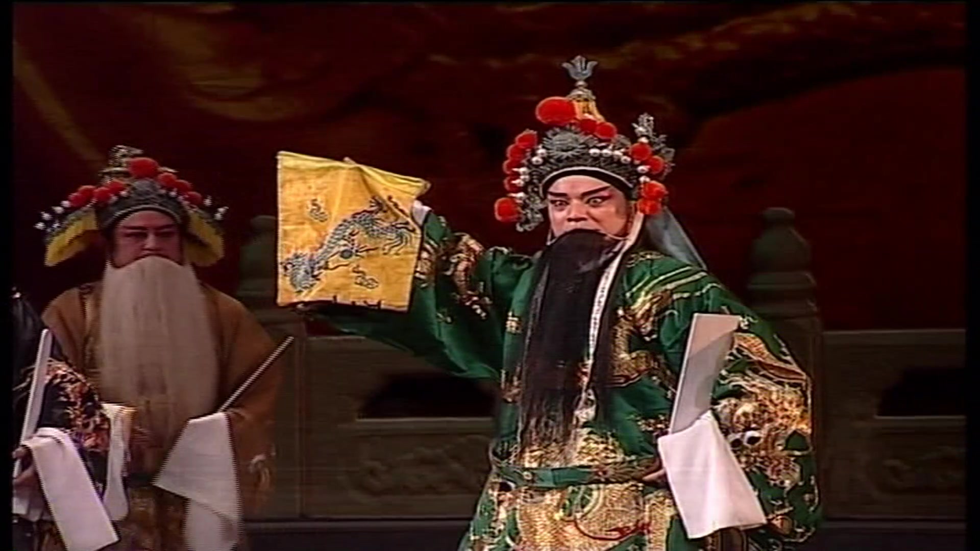 豫剧贺岁版《贞观家事》视频mp4下载 唐贞观年间，摩利萨进犯边境，唐太宗李世民命驸马秦怀玉领兵御敌。秦怀玉临行之时交代银屏公主看管好儿子秦英，秦英虽未成年，但勇武有力，莽撞成性，偶因小事，不慎将詹太师打死。詹太师