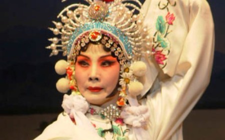 豫剧《三滴血》虎美玲 王希玲 豫剧《三滴血》剧情介绍：周仁瑞偕眷陕西经商，其妻生双胞胎后死去，周无力抚养，将次子卖与李三娘收养，取名遇春；长大后，三娘又将女儿晚春许之。仁瑞率长子天佑归郡，其弟仁祥欲独霸家产