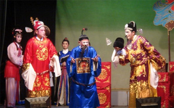 秦腔 凤冠梦 MP3全本免费下载  明朝嘉靖年间，御史沈炼之子沈少卿与吏部郎中李元顺之女李月娥订下婚约。沈炼因劾奏相国严嵩而被罢免，家被查抄。李元顺恐受株连，逼沈少卿写下退婚文书。沈少卿避祸逃到江春岸，渔